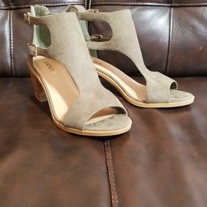 Soda Vegan Olive Chunky Heels size 10